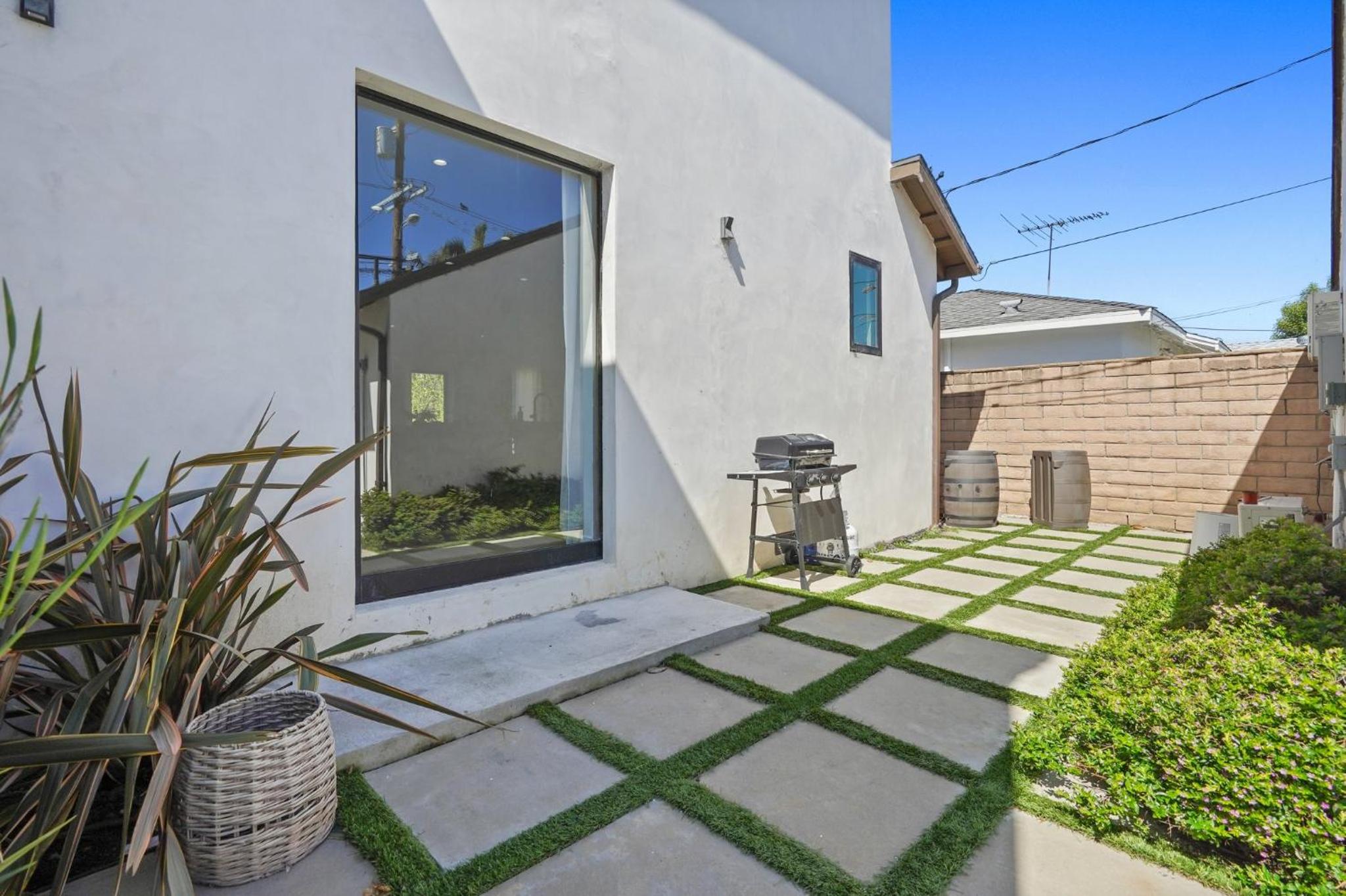 Modern Luxurious Dream Home Mar Vista, 4BDRMs, 4Baths, Kid & Pet Friendly, 10min to the beach!!