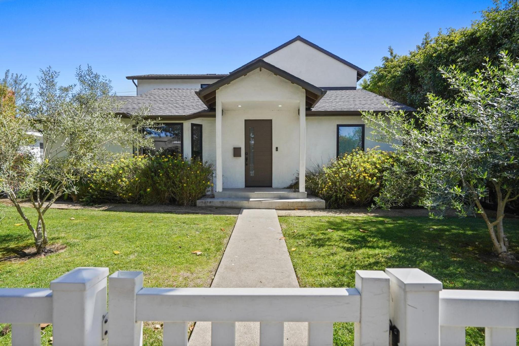 Modern Luxurious Dream Home Mar Vista, 4BDRMs, 4Baths, Kid & Pet Friendly, 10min to the beach!!
