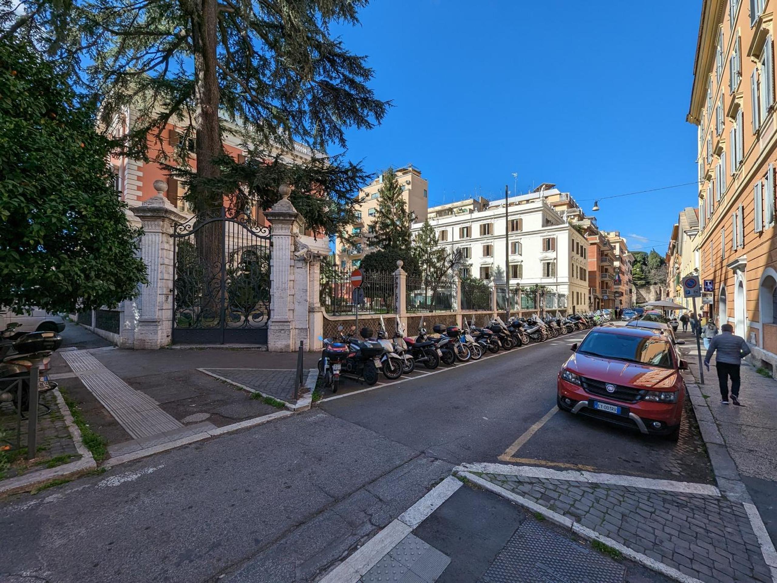 Charming apartment in a 1910s building 2 min walk from the Colosseum