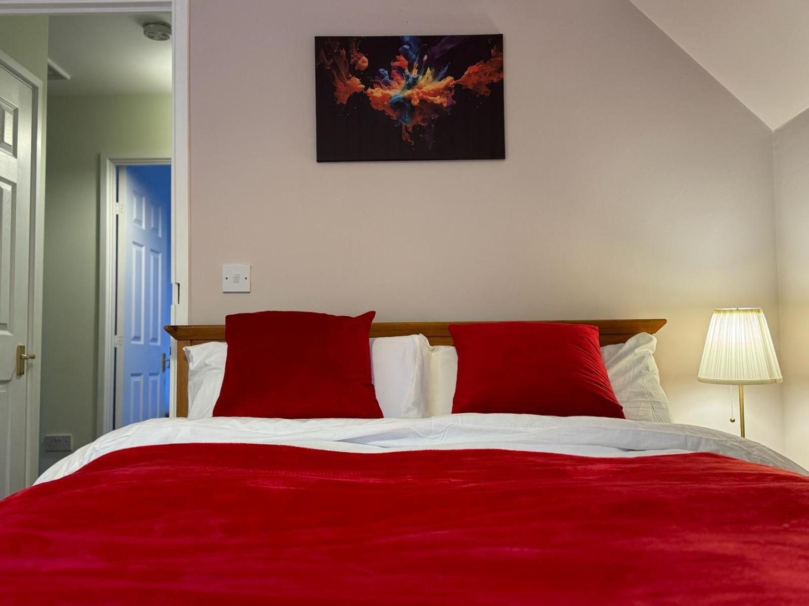 Amazing 5 Bedrooms - 10 Beds Detached House in Bedford view 5