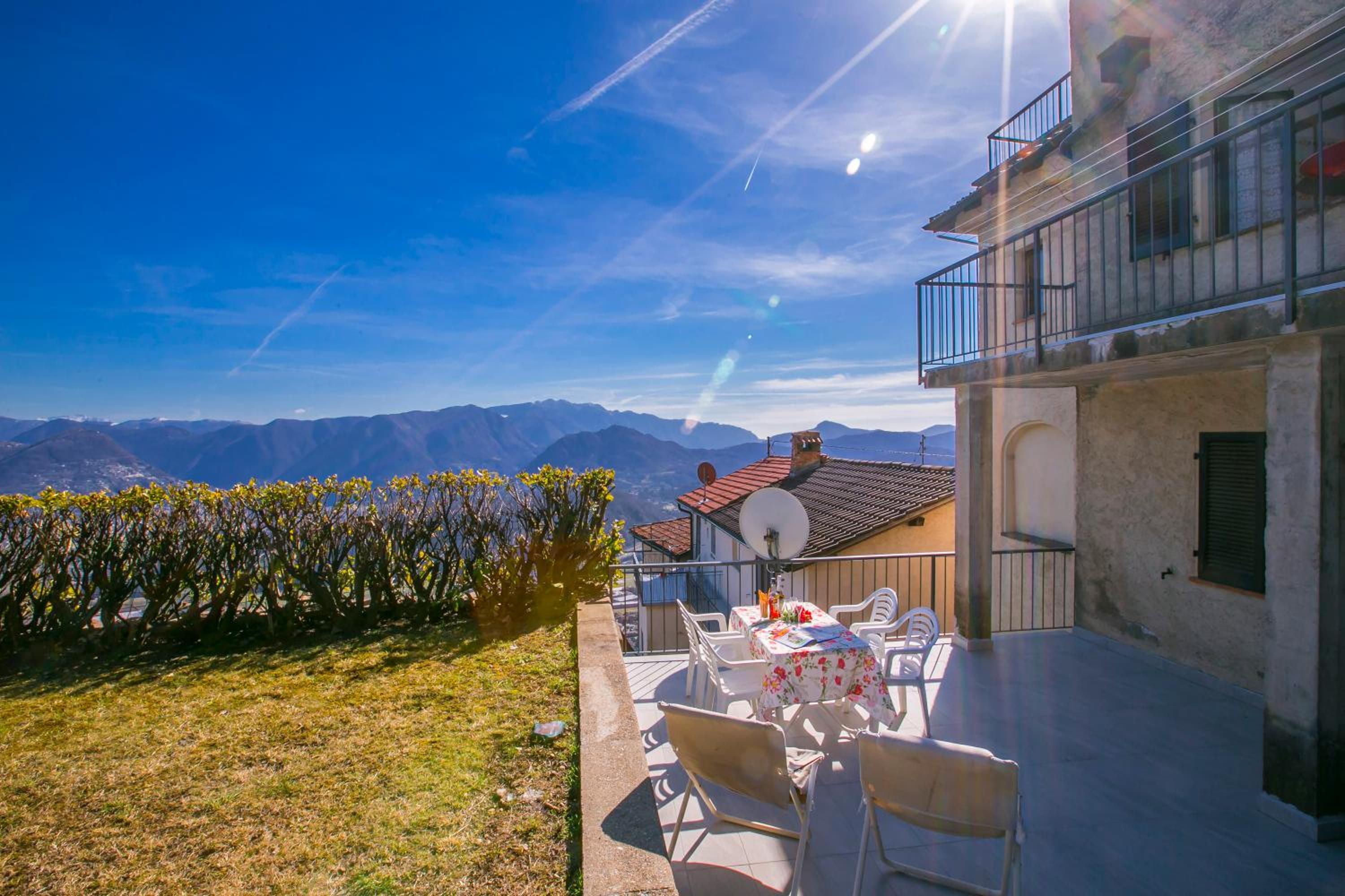 Chalet Cademario Lake-View 3BR Duplex - Happy Rentals