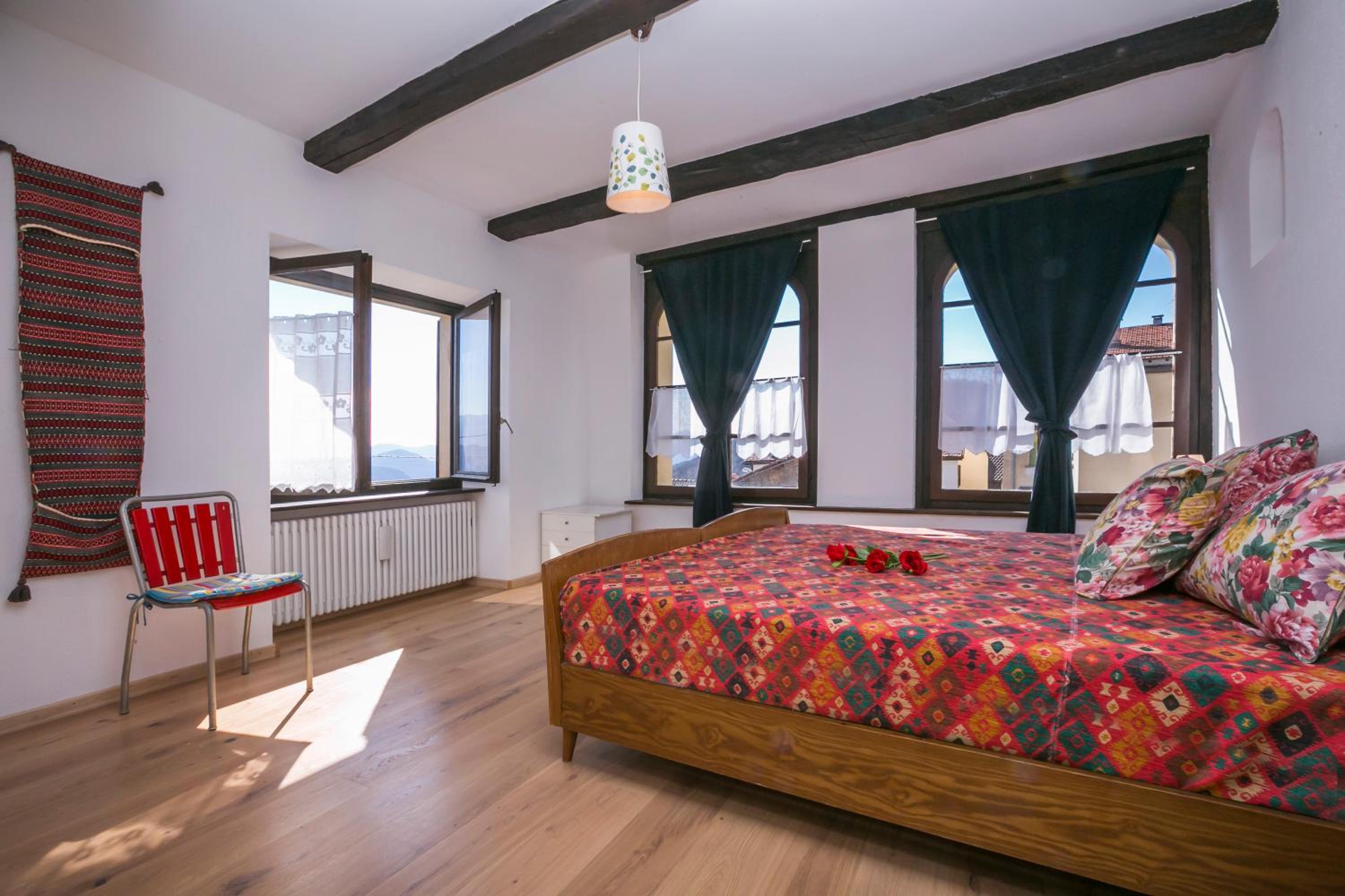 Chalet Cademario Lake-View 3BR Duplex - Happy Rentals