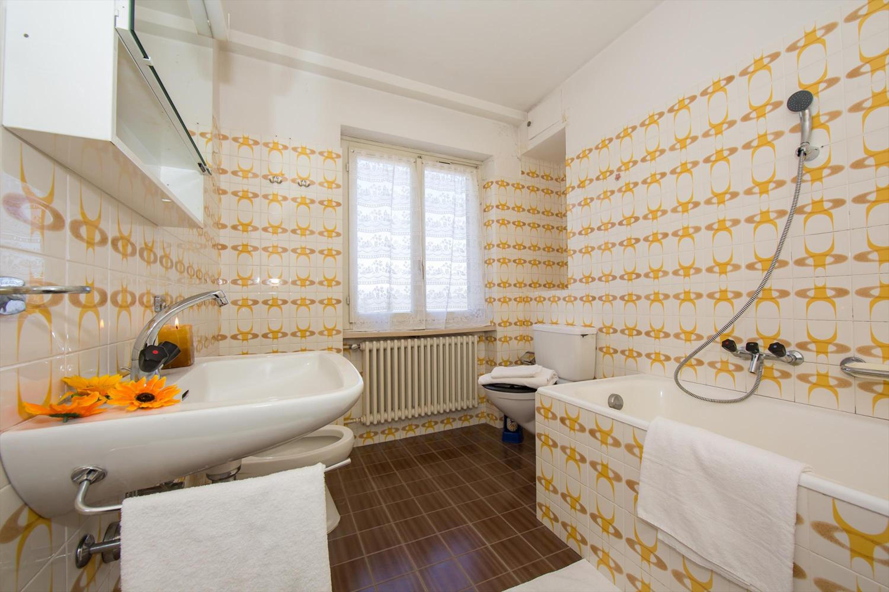 Chalet Cademario Lake-View 3BR Duplex - Happy Rentals