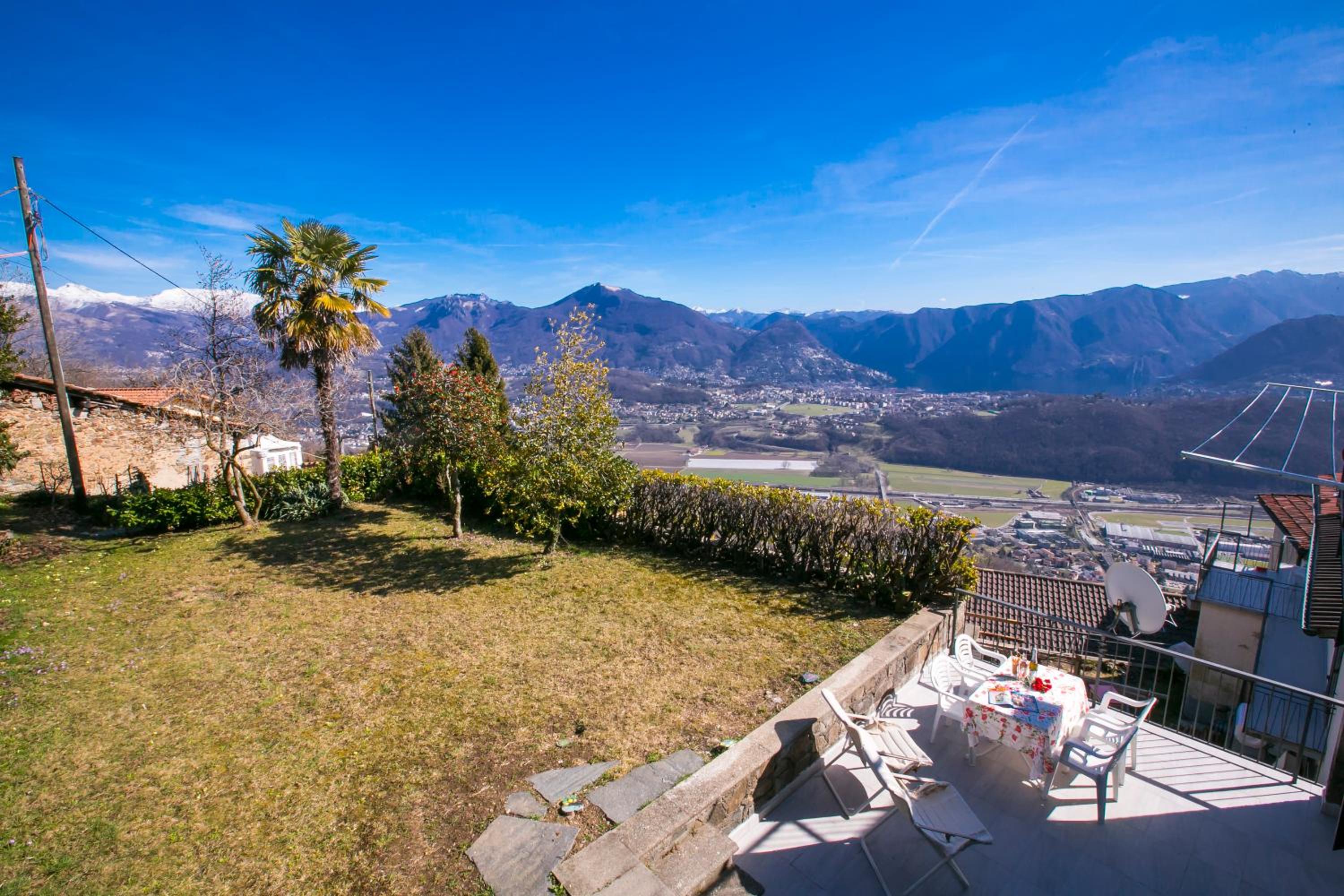 Chalet Cademario Lake-View 3BR Duplex - Happy Rentals