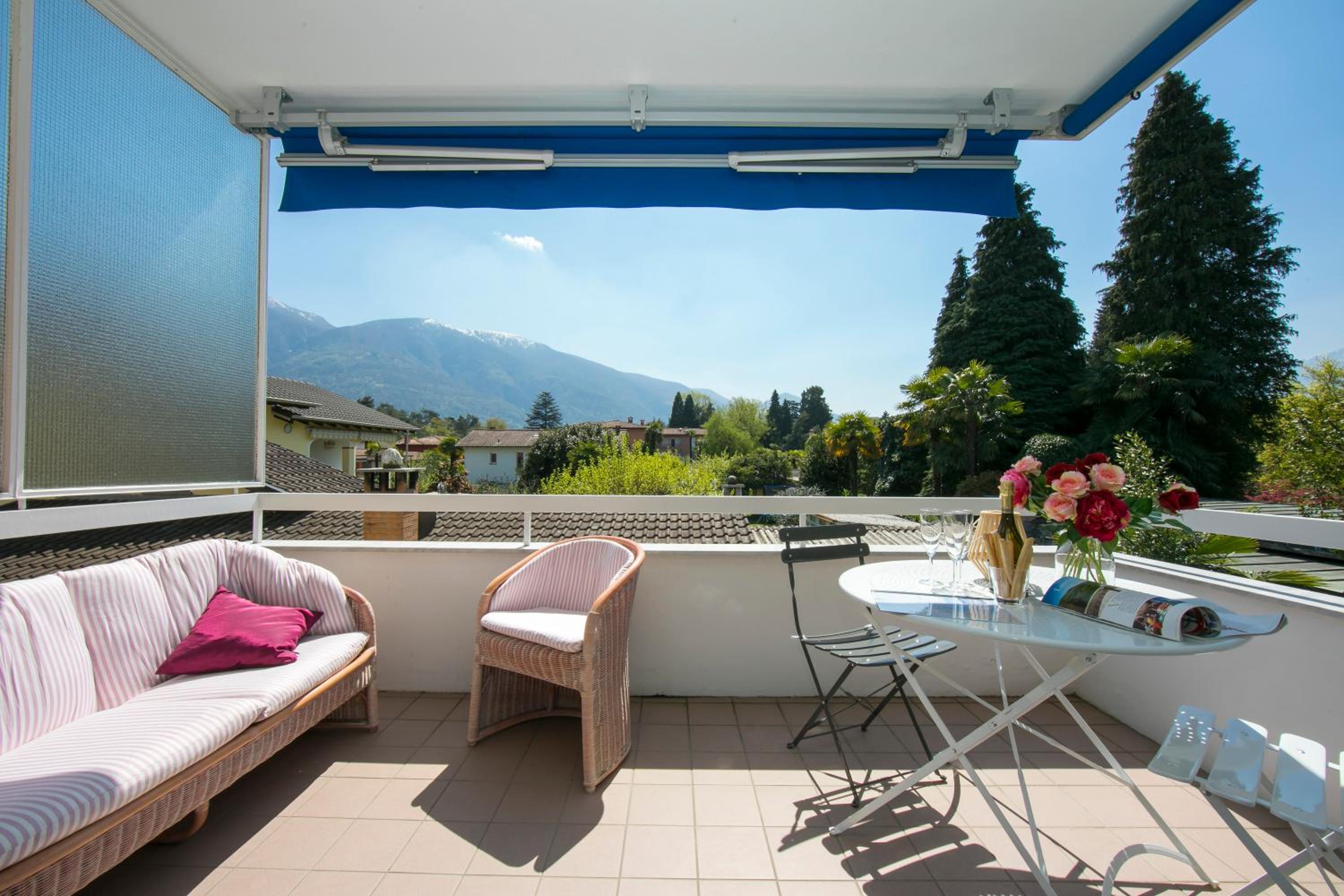 Charm Apartment with Balcony and Parking - Happy Rentals