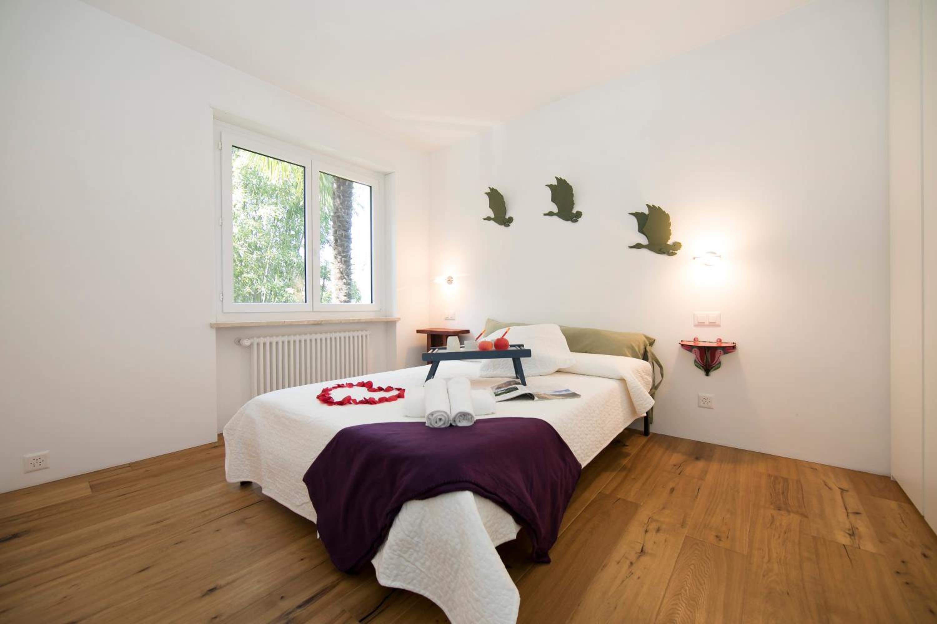Charm Apartment with Balcony and Parking - Happy Rentals