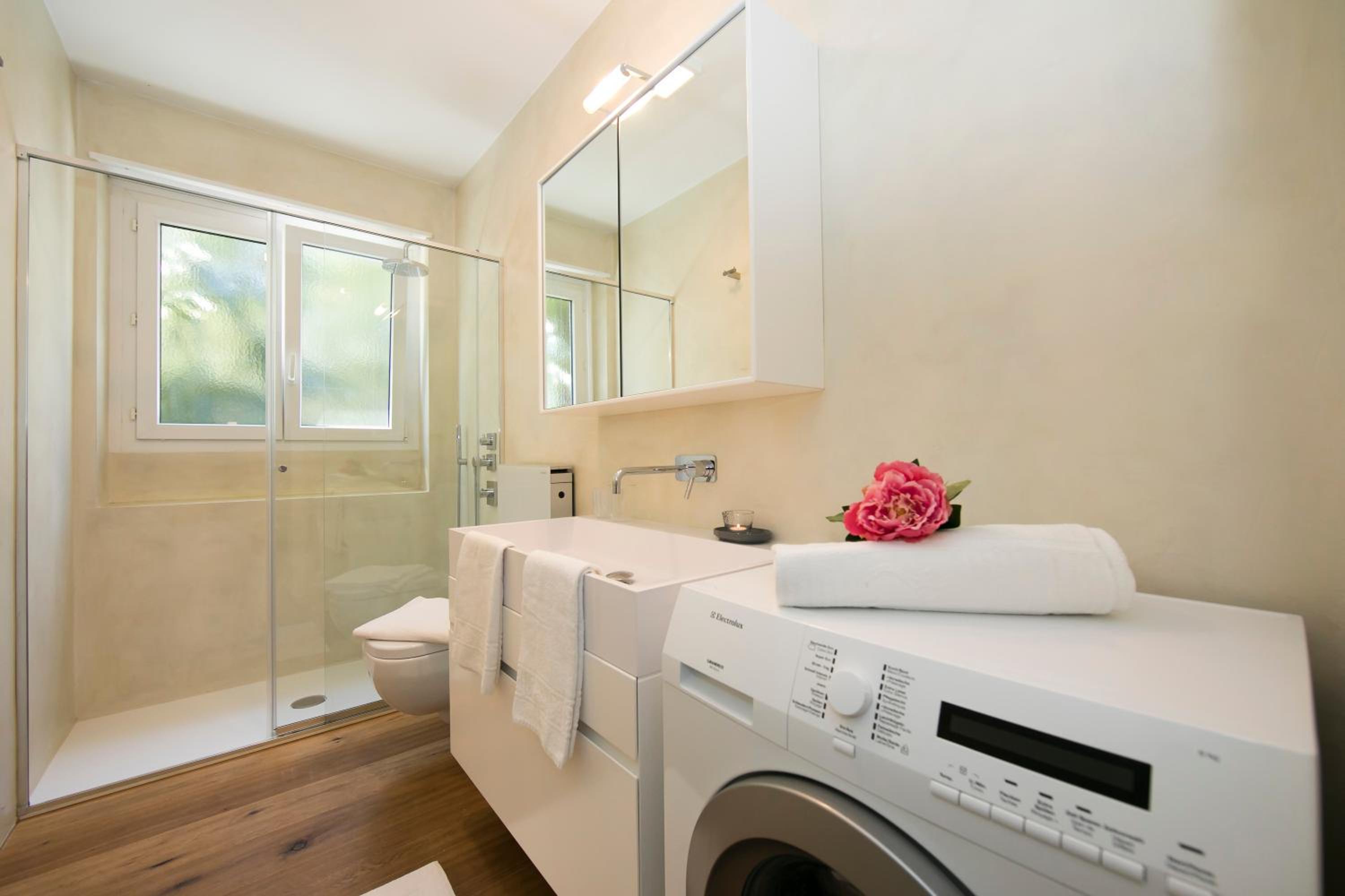 Charm Apartment with Balcony and Parking - Happy Rentals
