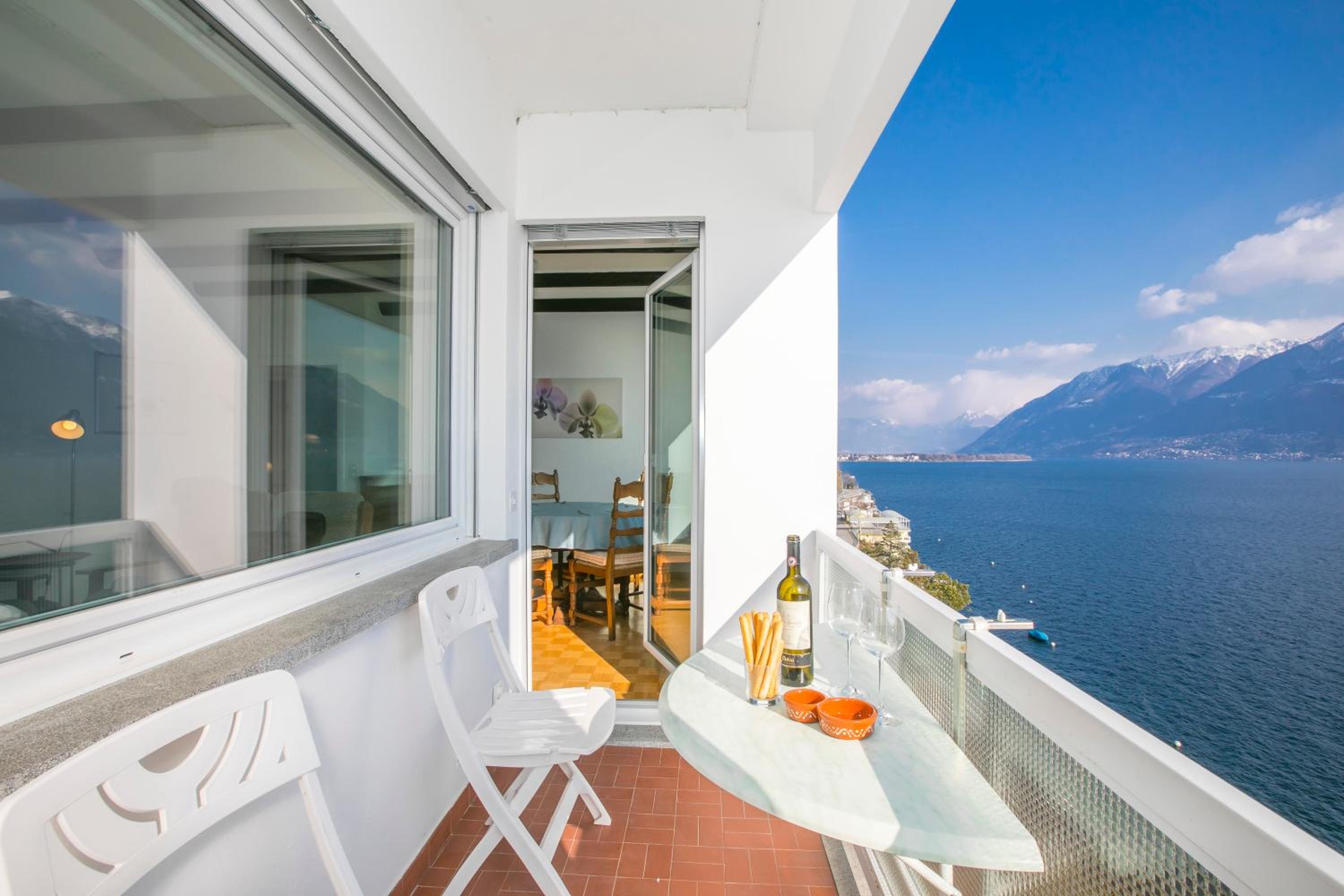 On the Lake 2BR with Garage in Porto Ronco - Happy Rentals