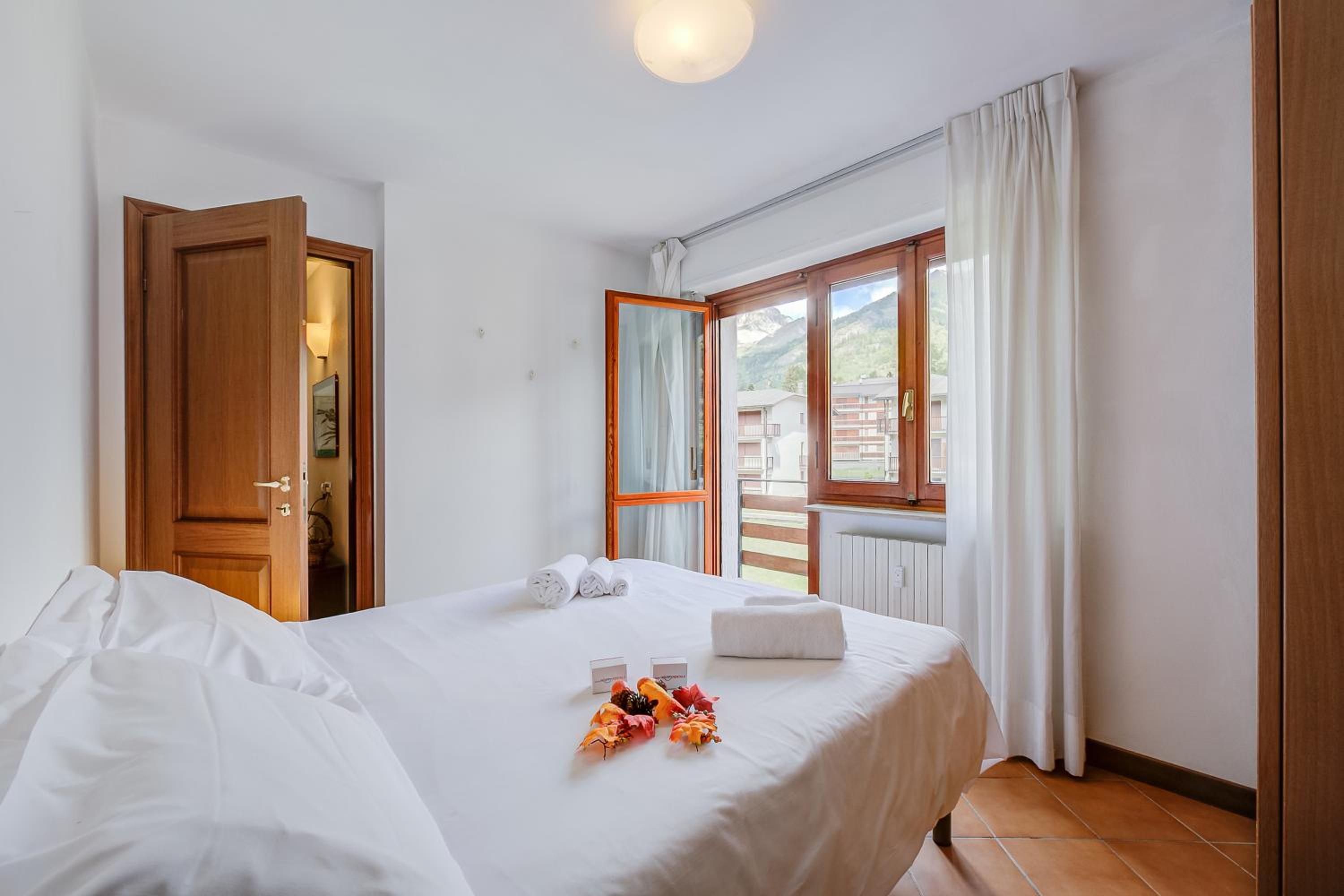 Bramé La Fam 32 few steps from skiing - Happy Rentals view 5
