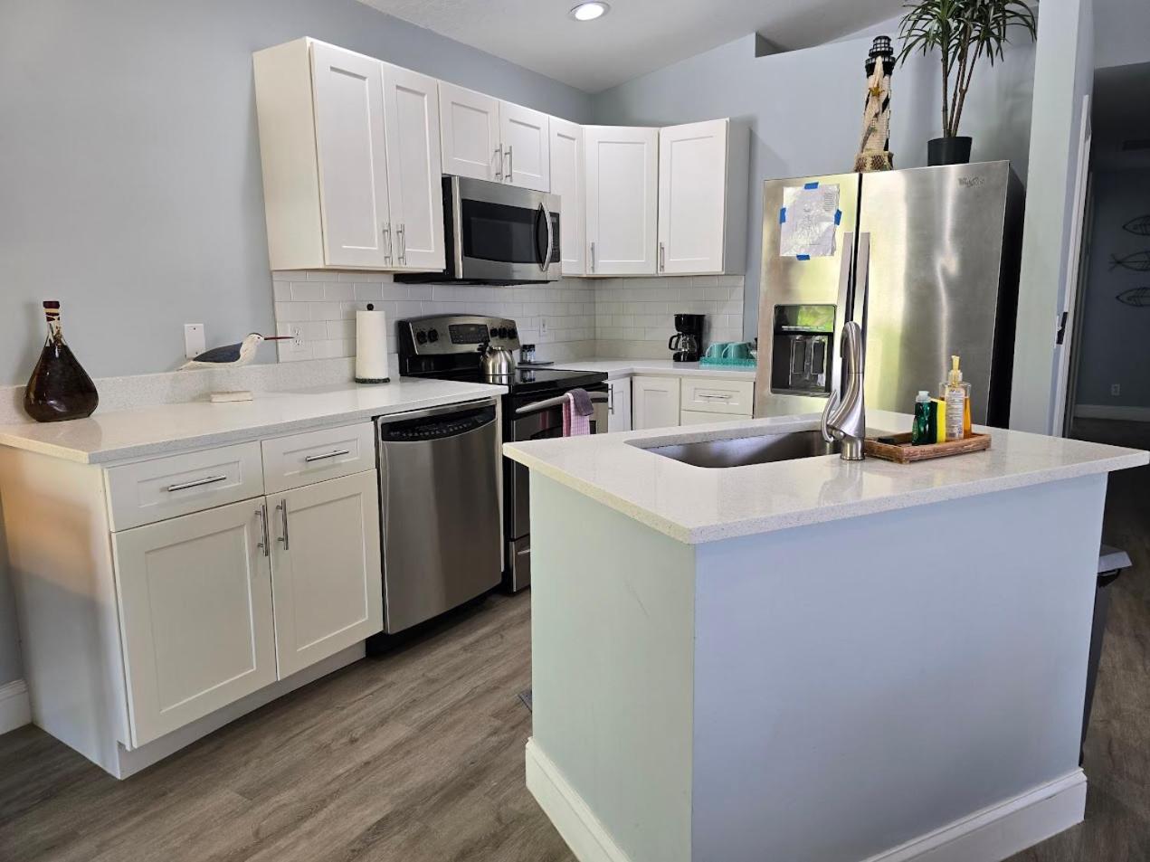 Redfish - Updated & Roomy 1.5 Mi to Beach Full Kitchen W&D view 4