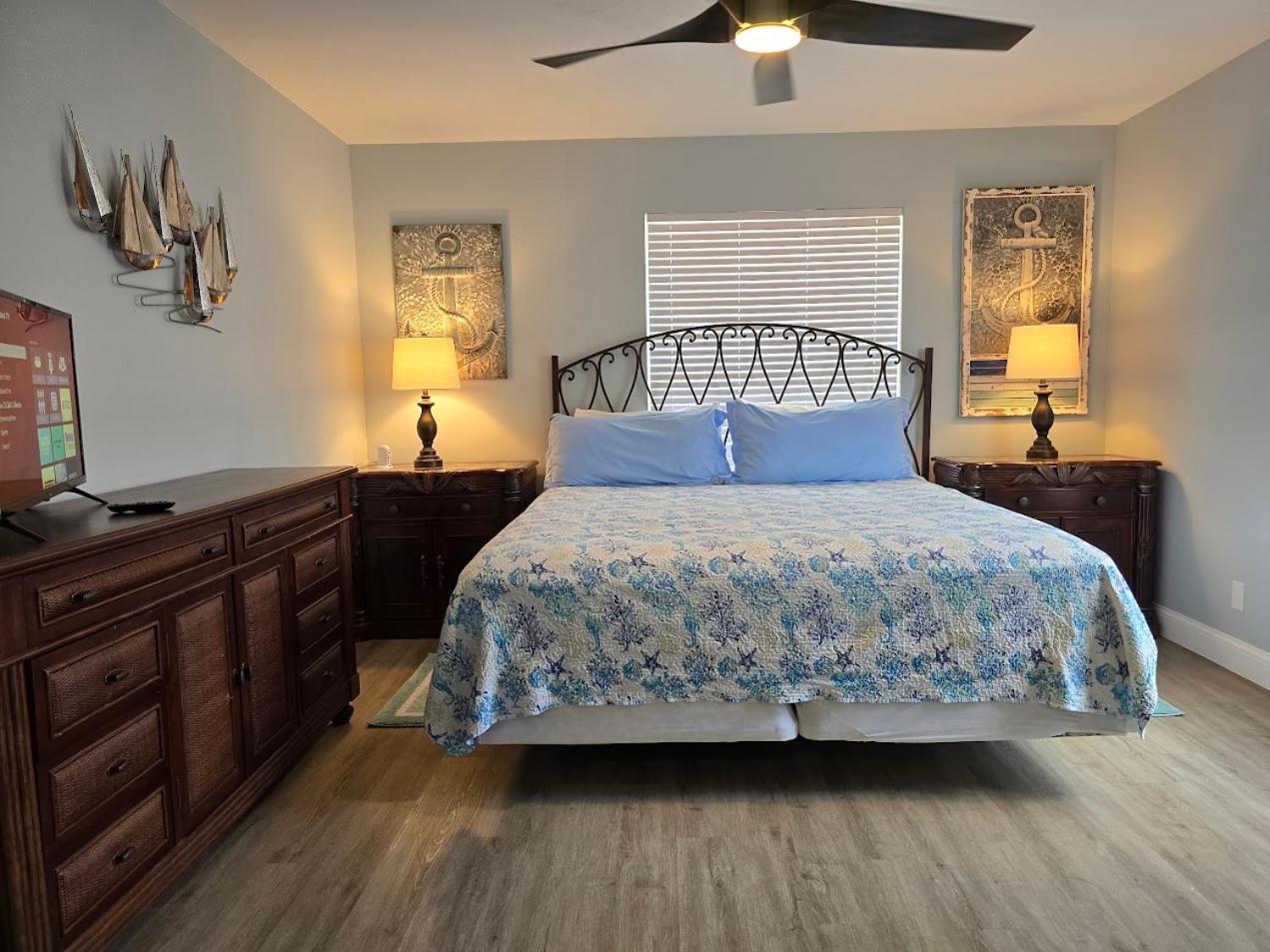 Redfish - Updated & Roomy 1.5 Mi to Beach Full Kitchen W&D view 5