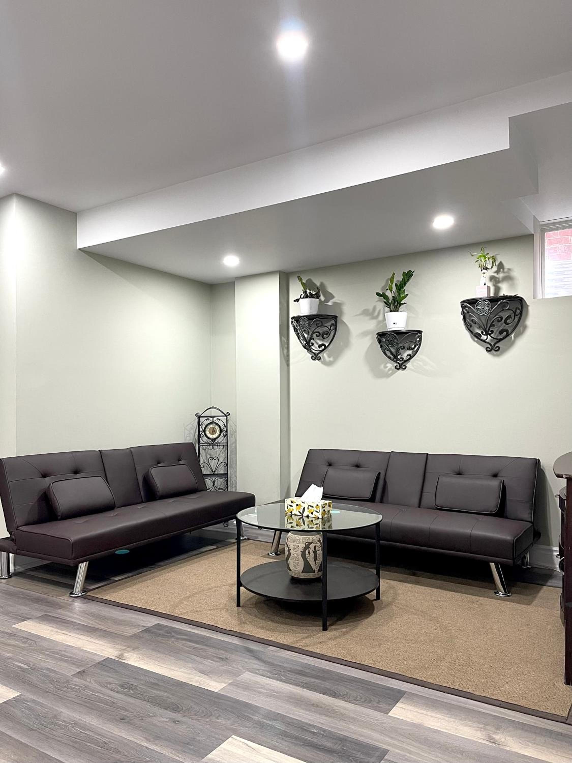 Two Bedroom Basement Ensuite 15 mins from The Niagara Falls