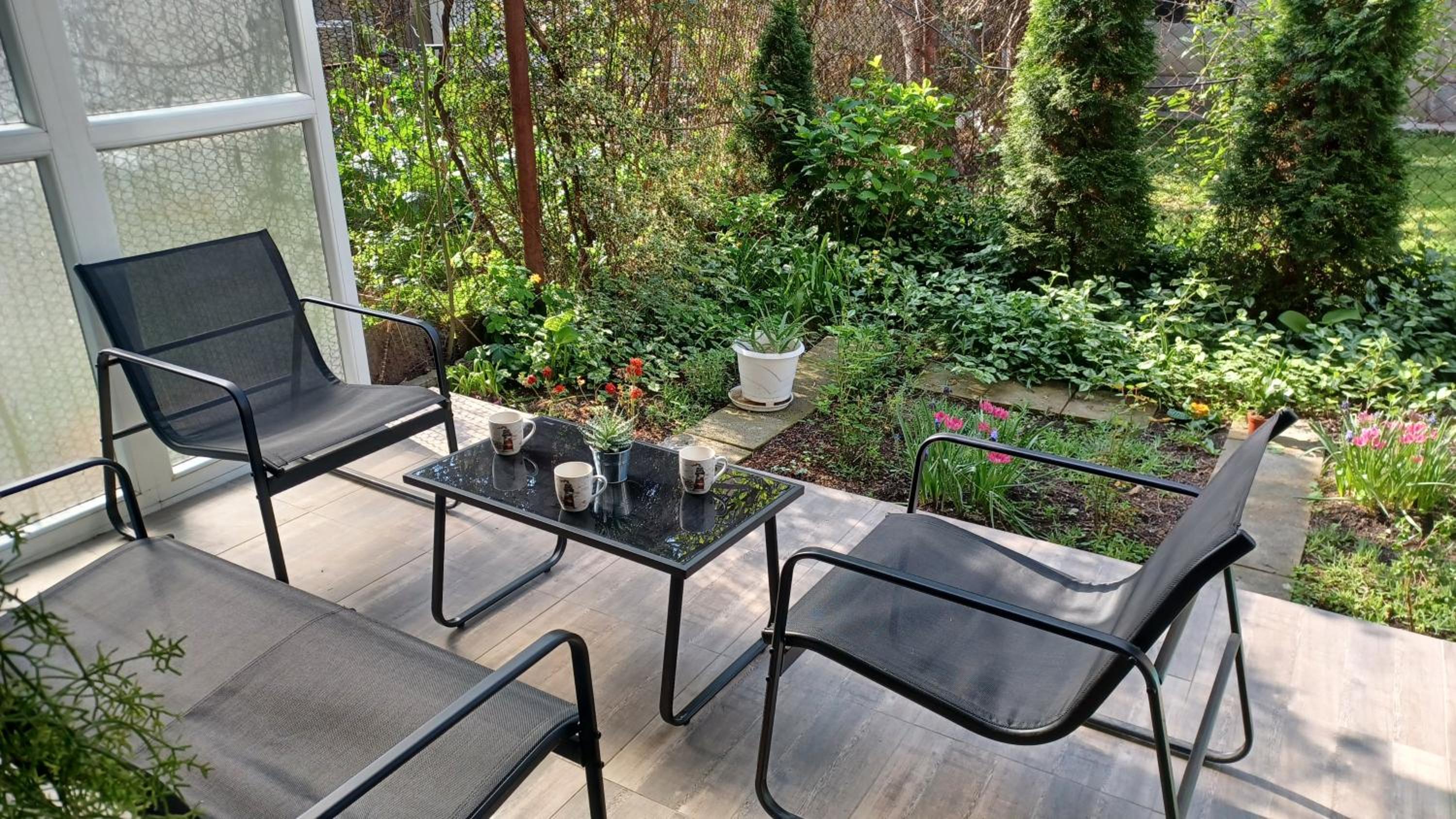 City Center Apartment with a Backyard