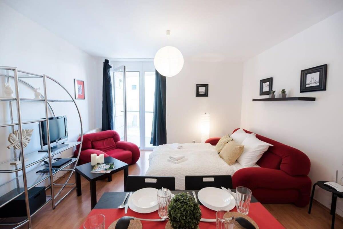 Bright and homey AC apartment near the center