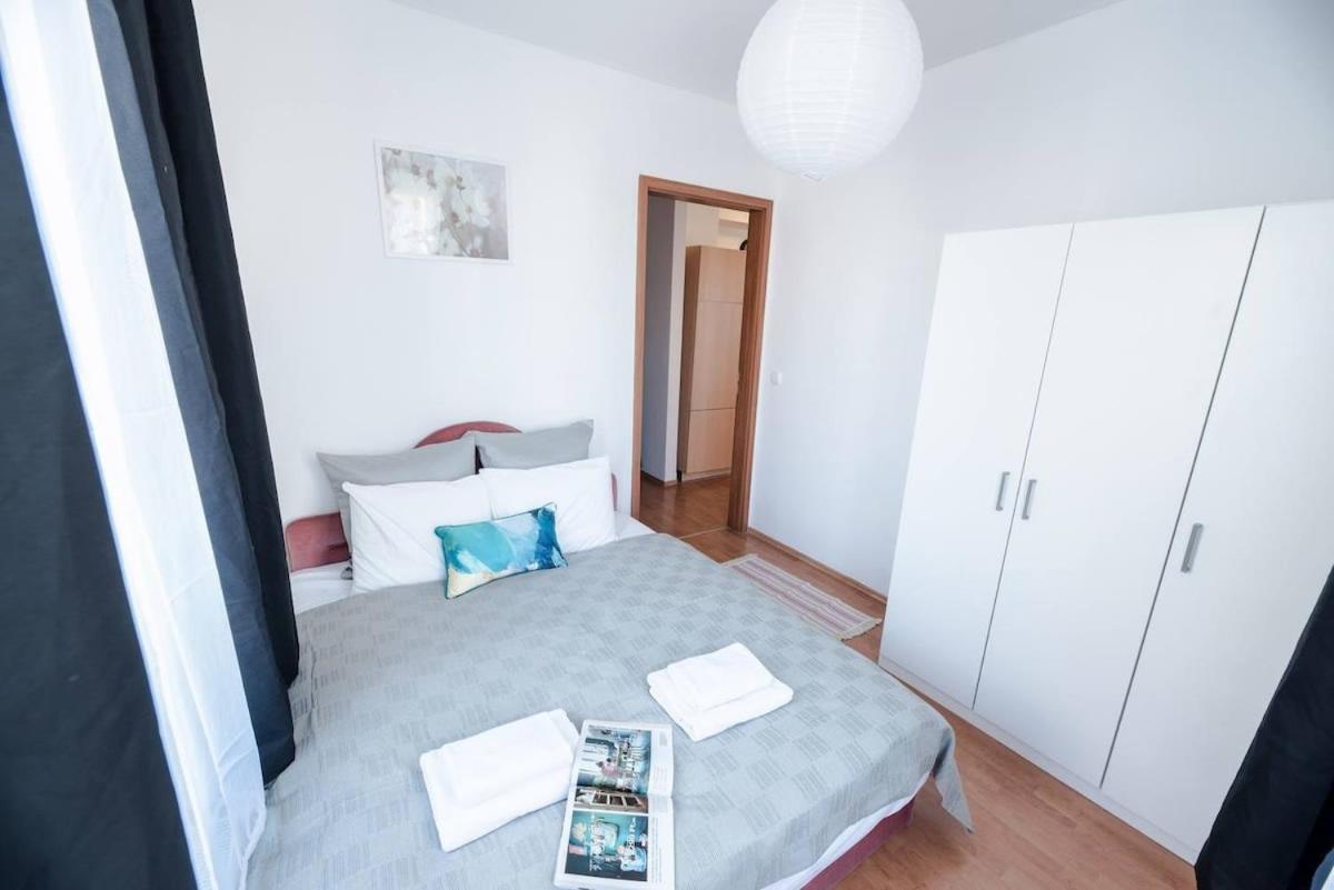 Bright and homey AC apartment near the center