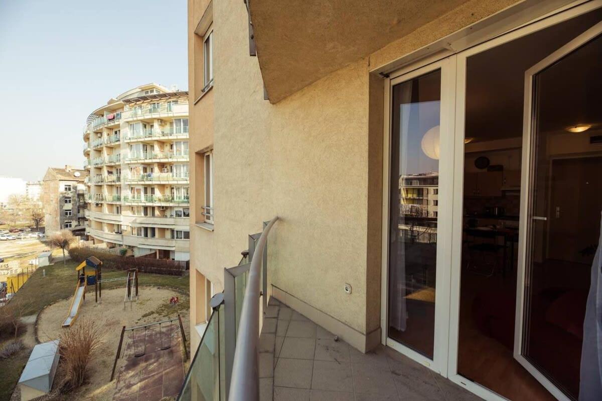 Bright and homey AC apartment near the center