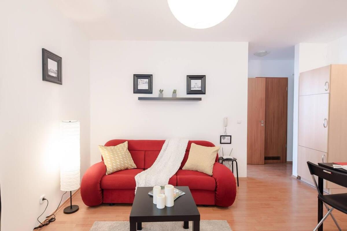 Bright and homey AC apartment near the center