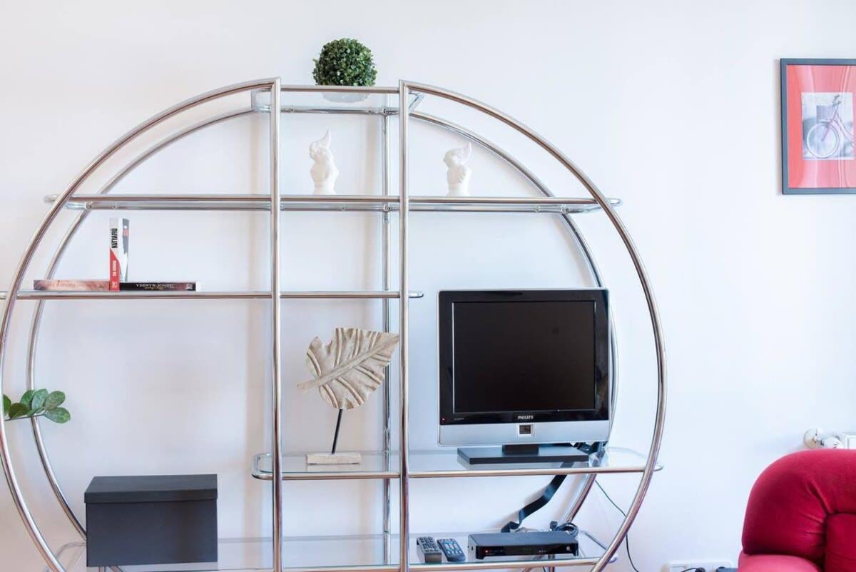 Bright and homey AC apartment near the center