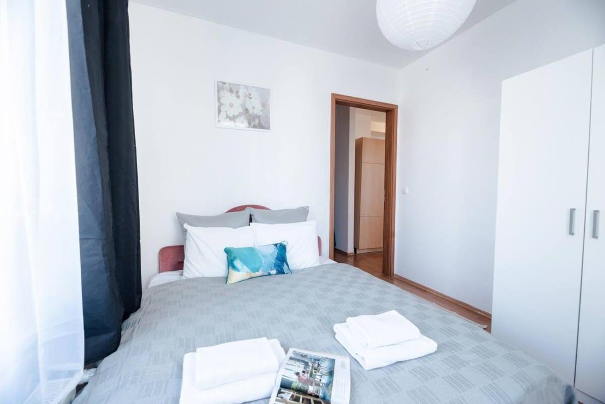 Bright and homey AC apartment near the center