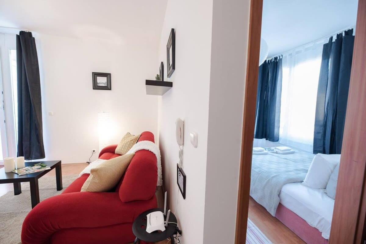 Bright and homey AC apartment near the center