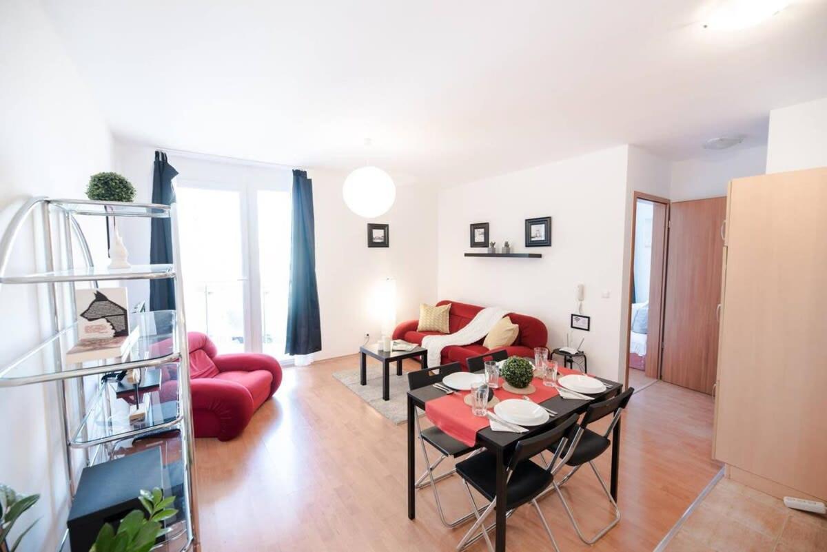 Bright and homey AC apartment near the center