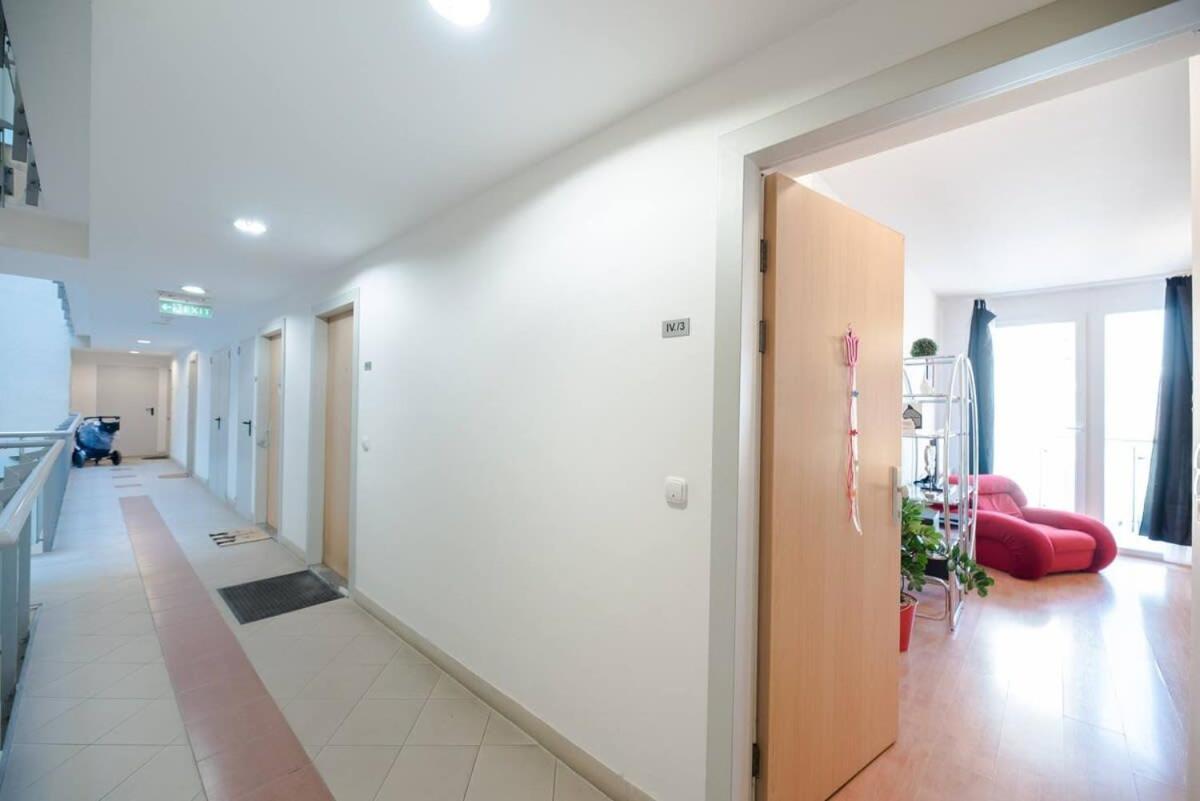 Bright and homey AC apartment near the center