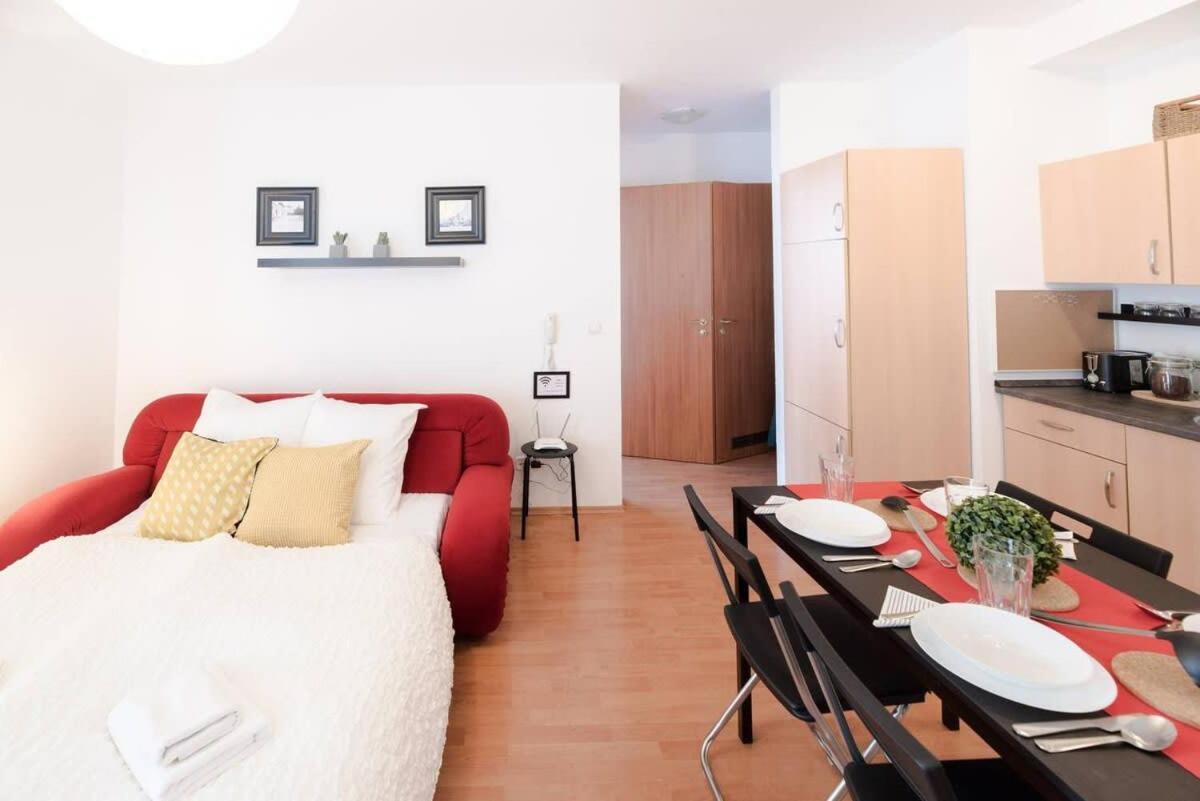 Bright and homey AC apartment near the center