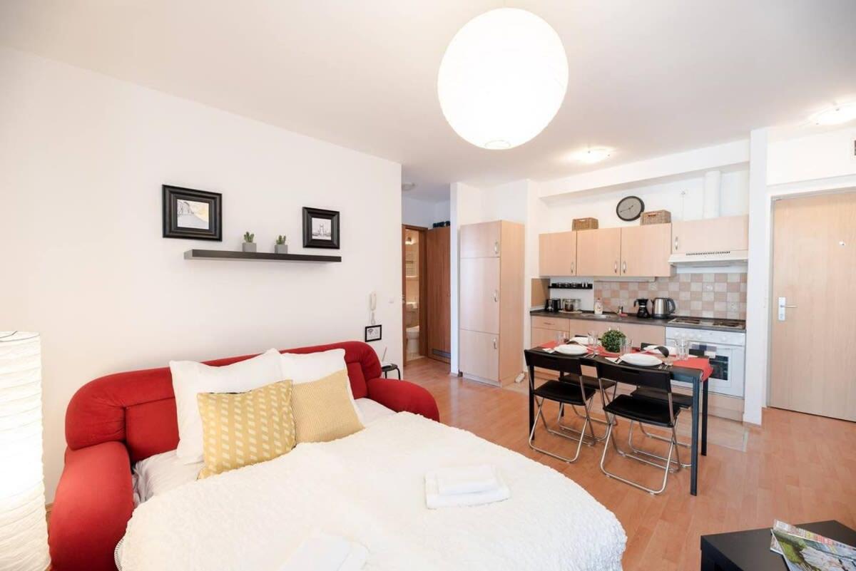 Bright and homey AC apartment near the center