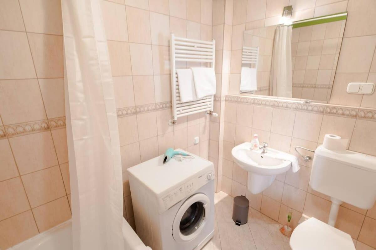 Bright and homey AC apartment near the center