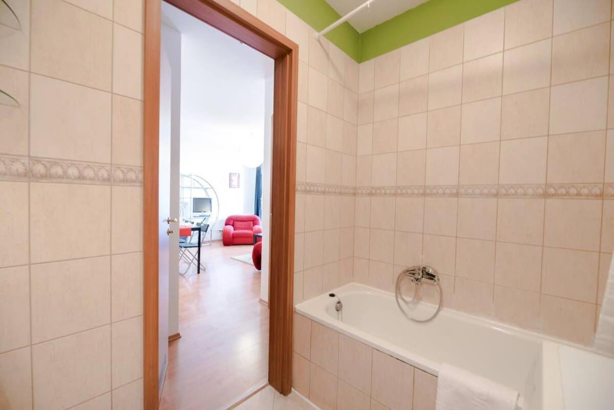 Bright and homey AC apartment near the center