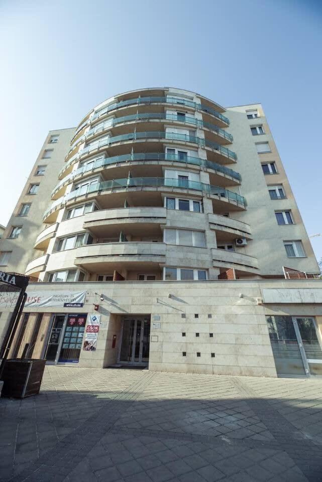 Bright and homey AC apartment near the center