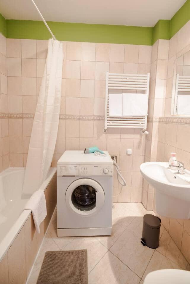 Bright and homey AC apartment near the center