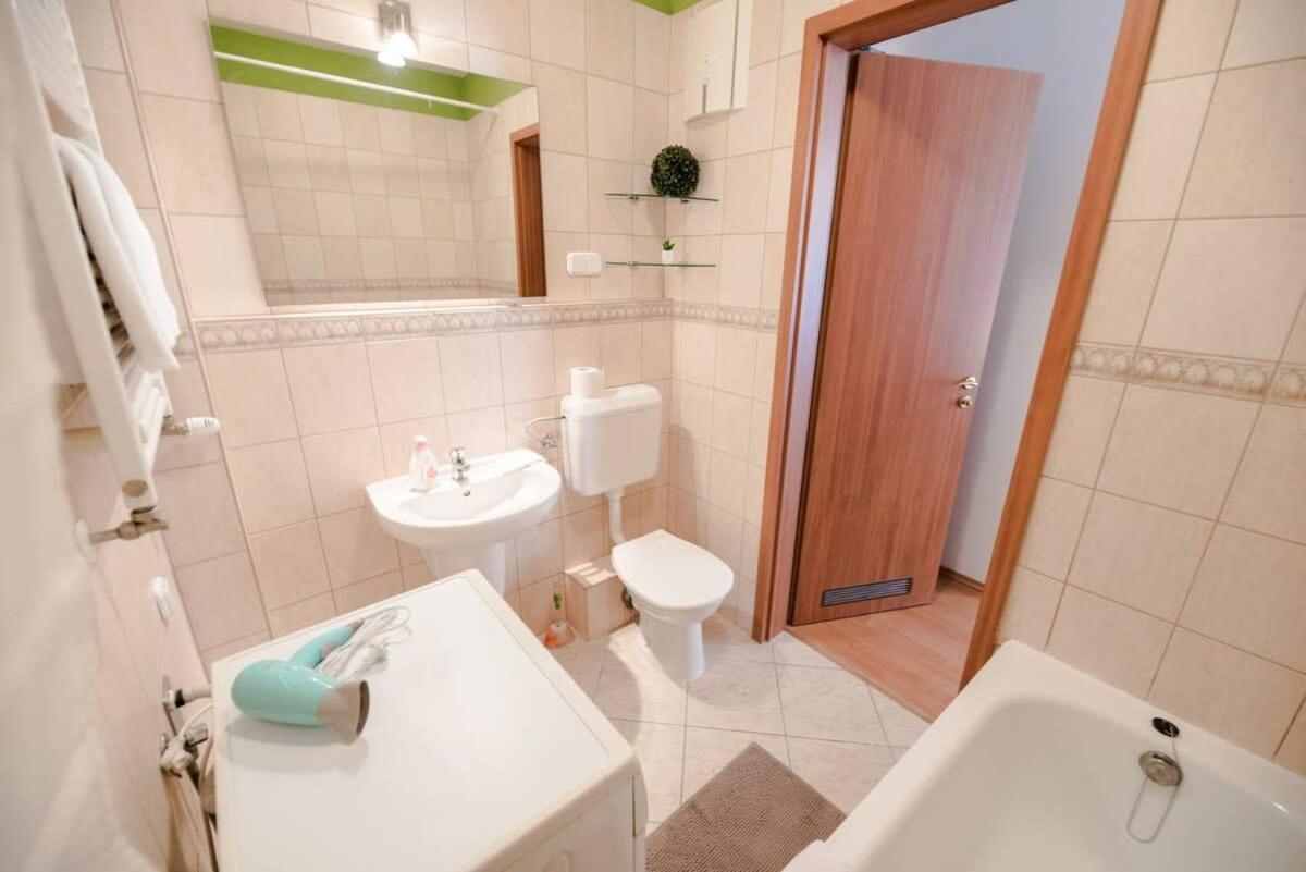 Bright and homey AC apartment near the center