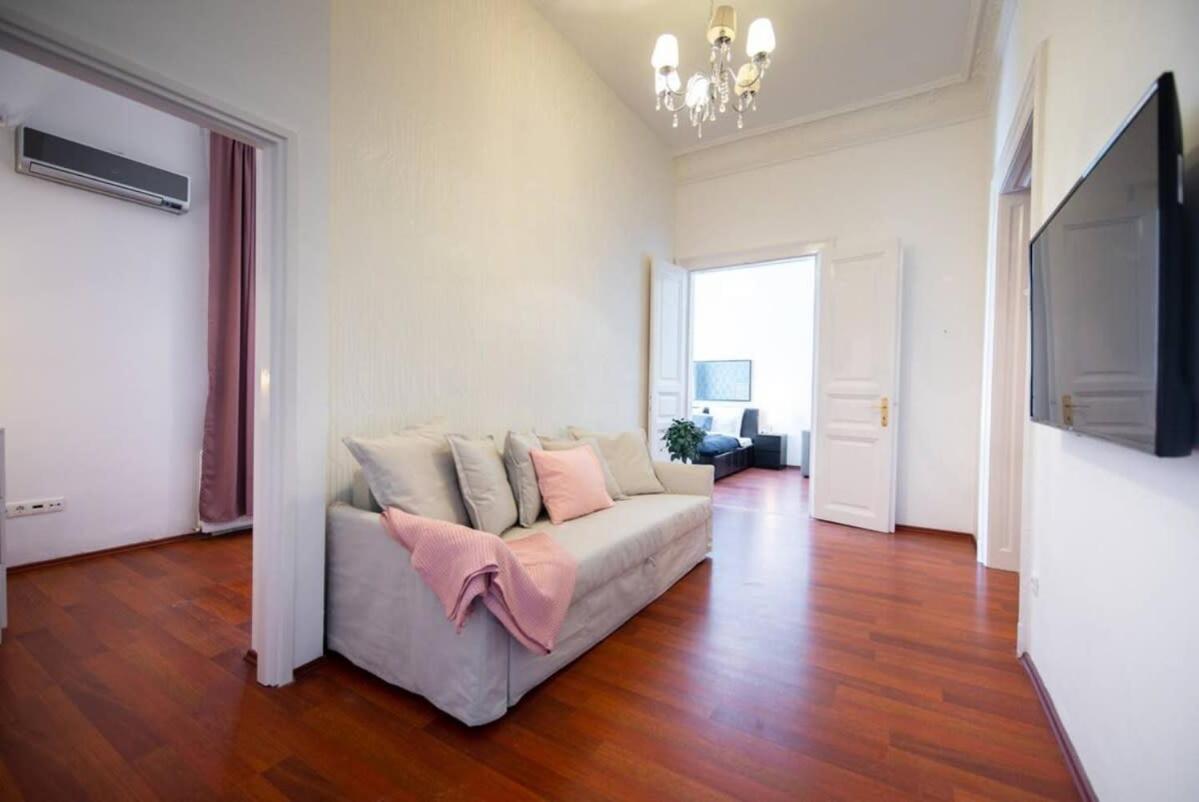 Very central convenient large AC place view 3