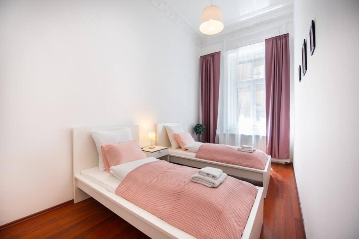 Very central convenient large AC place view 4
