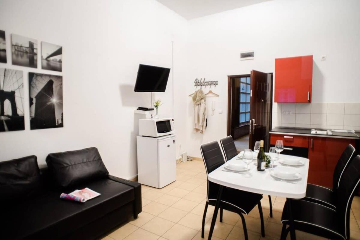 Very central spacious AC apartment view 3