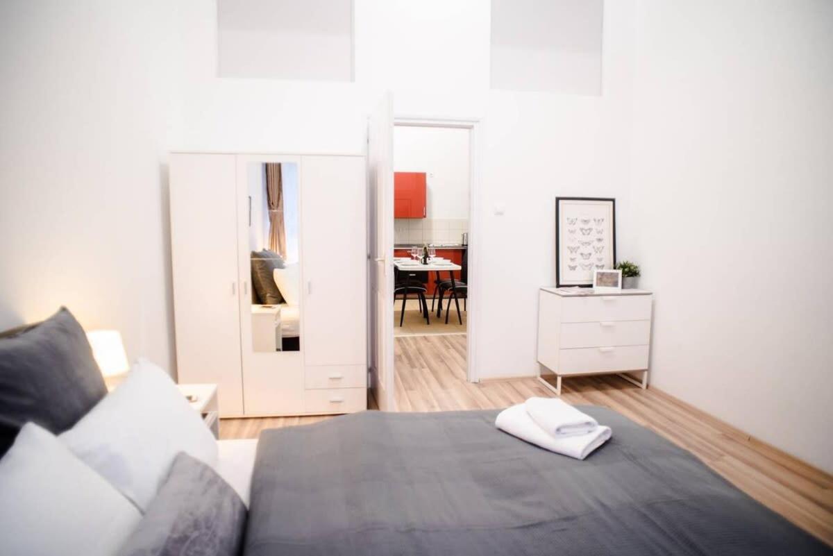 Very central spacious AC apartment view 4