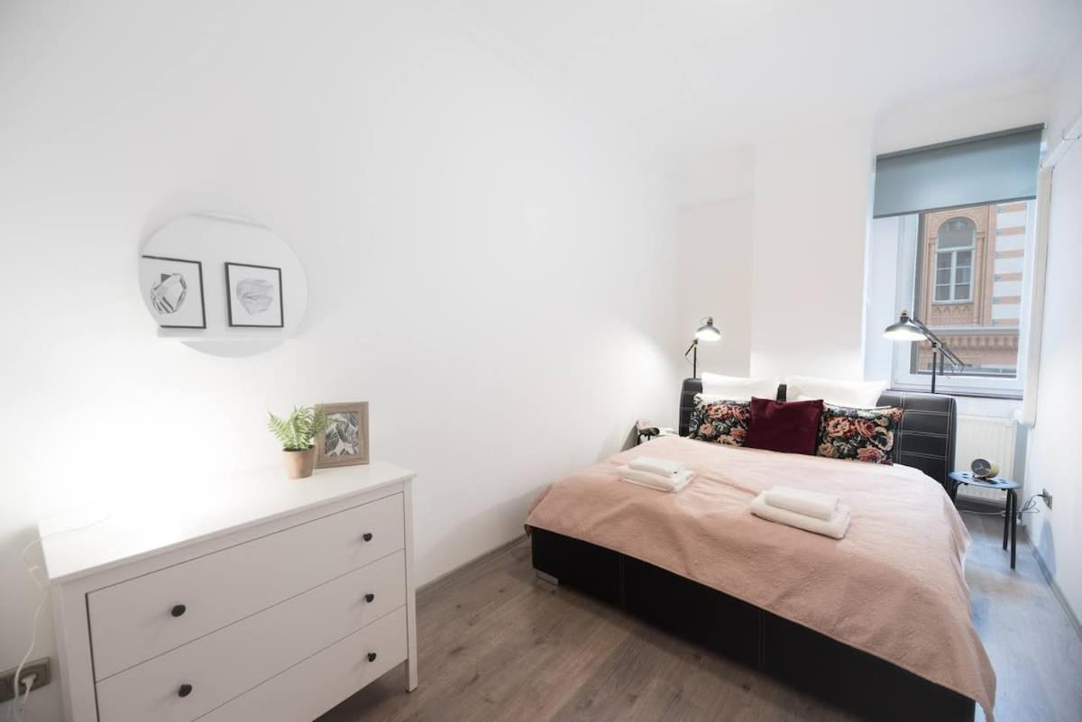 Ultra central large home with AC and balcony view 2