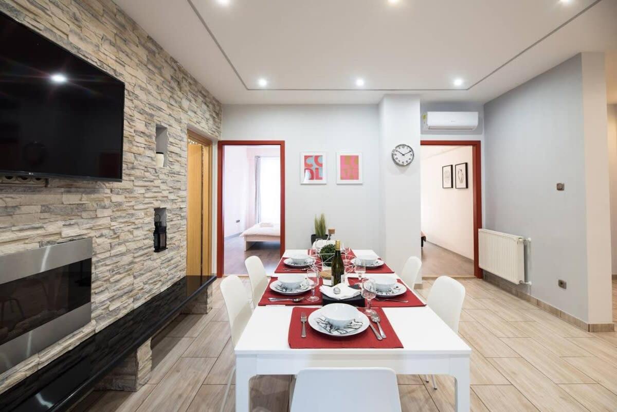 Ultra central large home with AC and balcony view 3