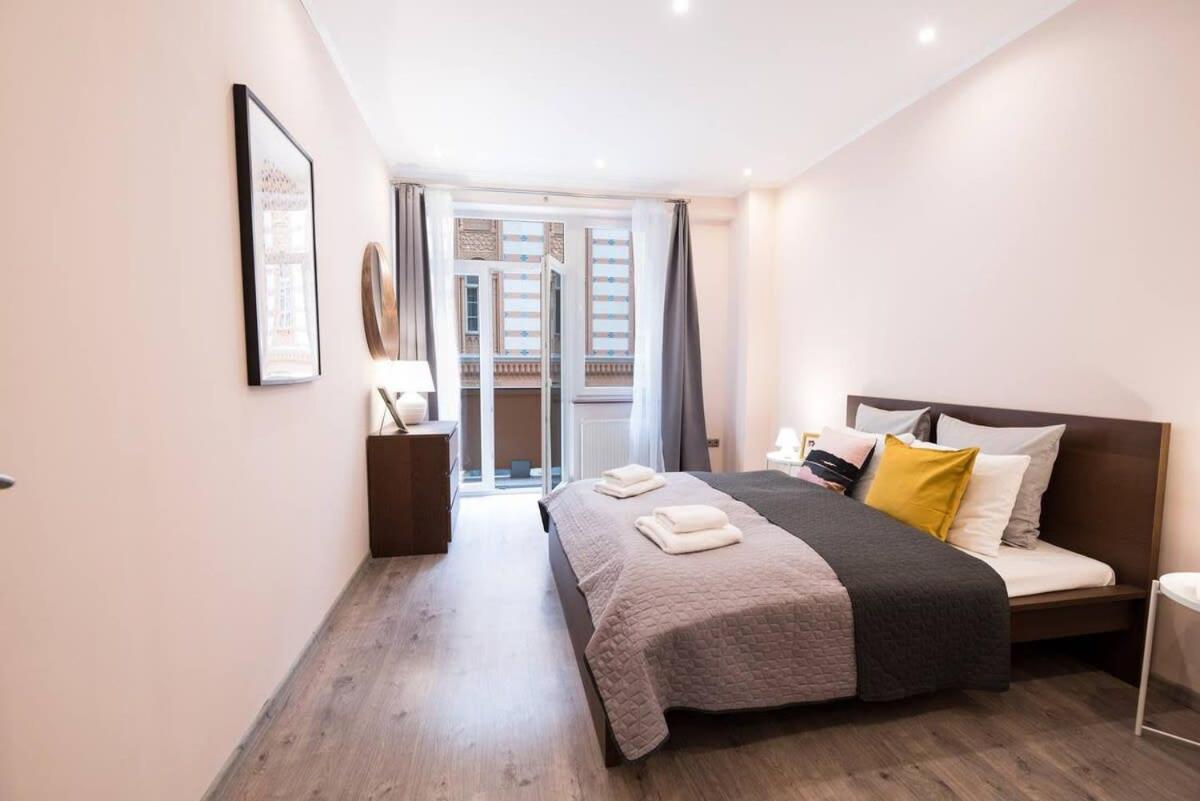 Ultra central large home with AC and balcony view 4