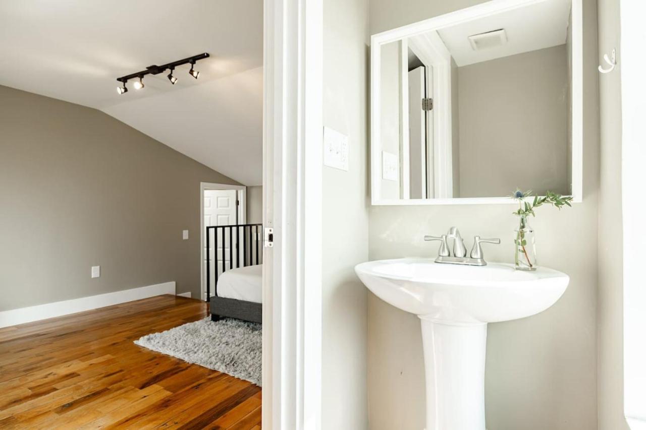 Lux Parkside Townhome - Free Parking - Walk to ALL