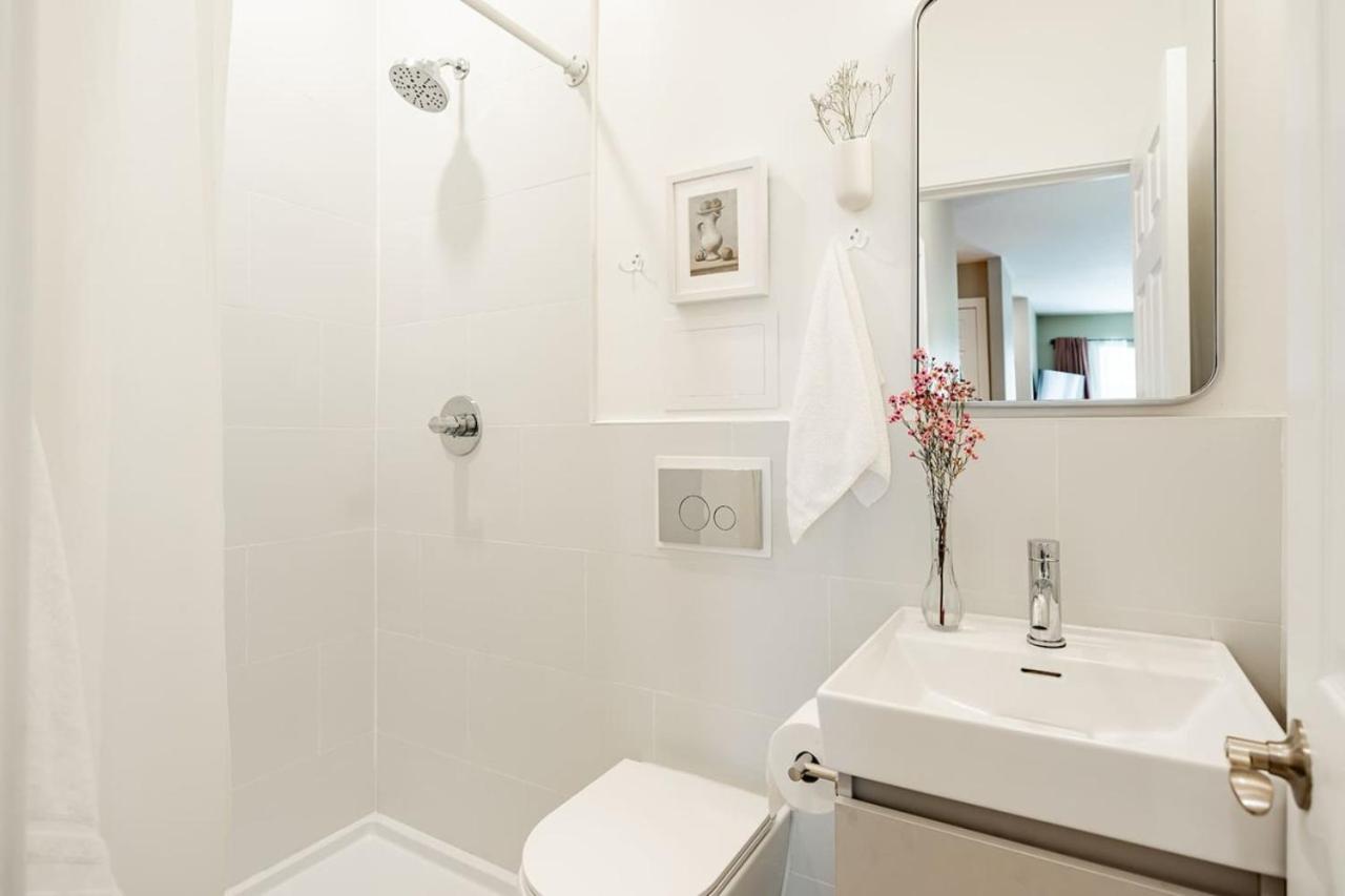 Lux Parkside Townhome - Free Parking - Walk to ALL
