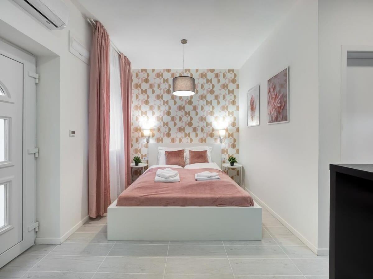 Cute central studio with AC view 2