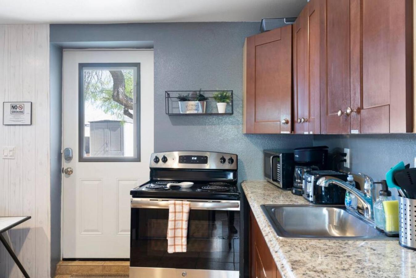 13th Pl Back - Cute Cozy - Renovated APT in the Heart of Phoenix view 2