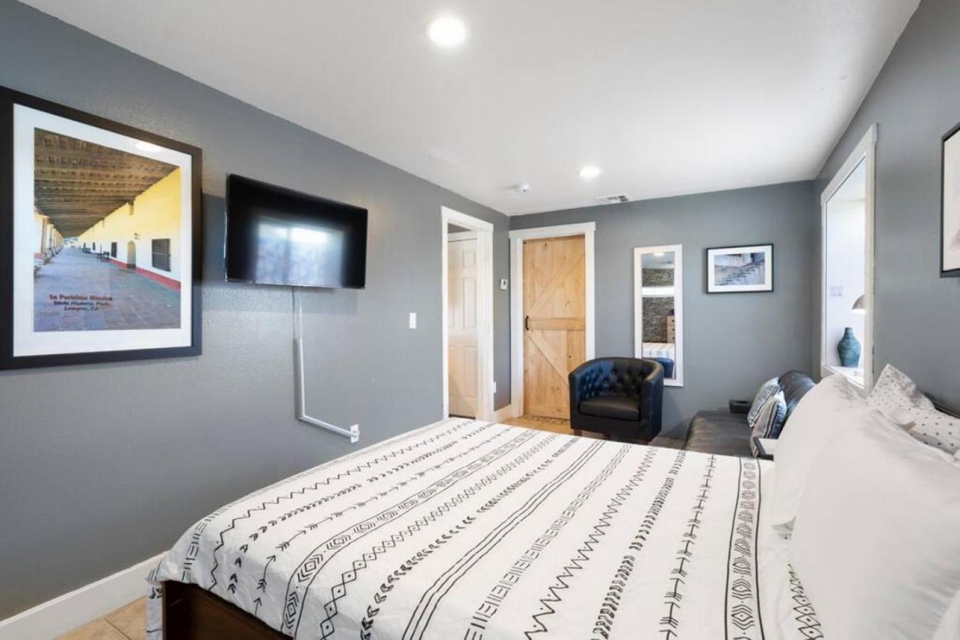 13th Pl Back - Cute Cozy - Renovated APT in the Heart of Phoenix view 4