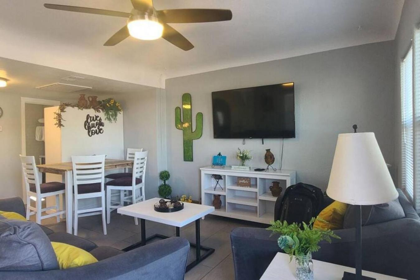 13th Pl Left - Charming Apt -Downtown-Phoenix-Historic-Patio view 3