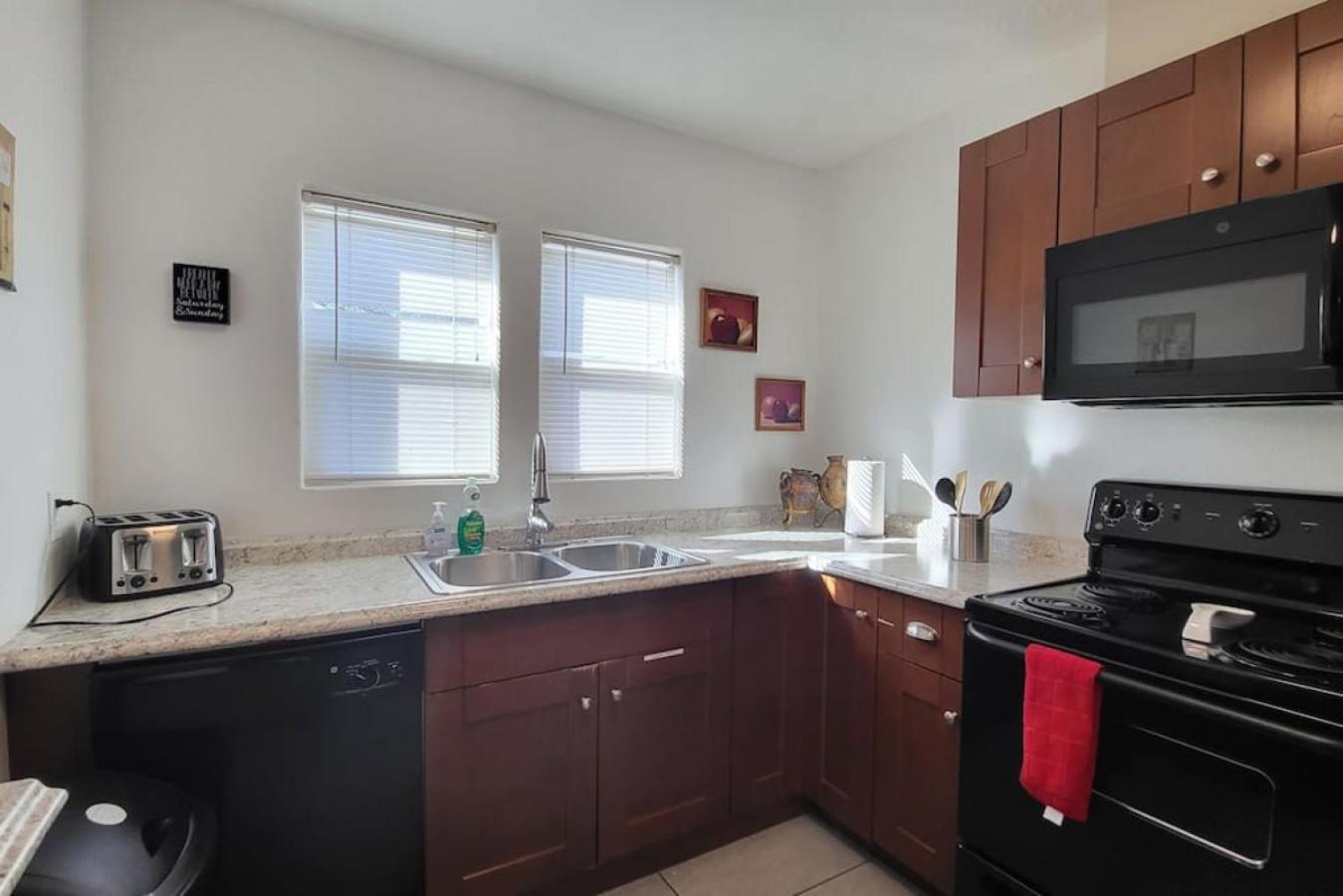 13th Pl Left - Charming Apt -Downtown-Phoenix-Historic-Patio view 4