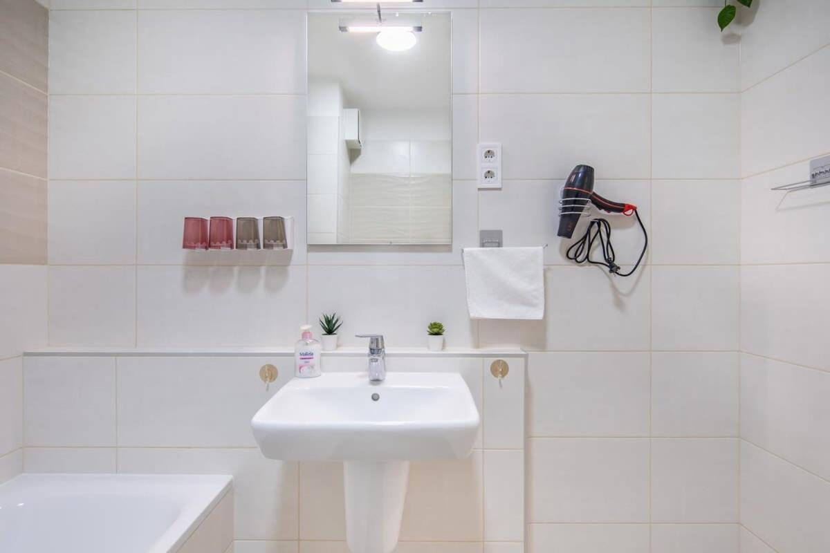 Central - NEW - Cozy Stay view 5