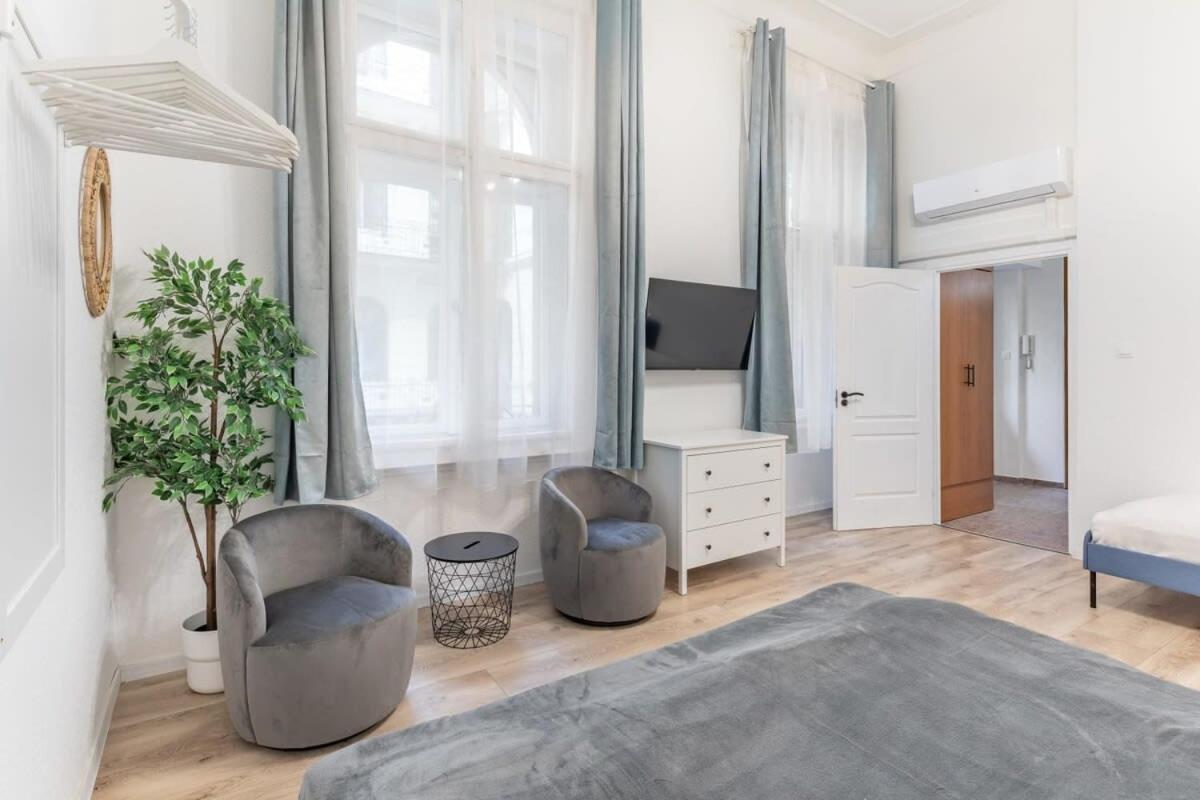 Ultra central modern home for 3 guests view 4