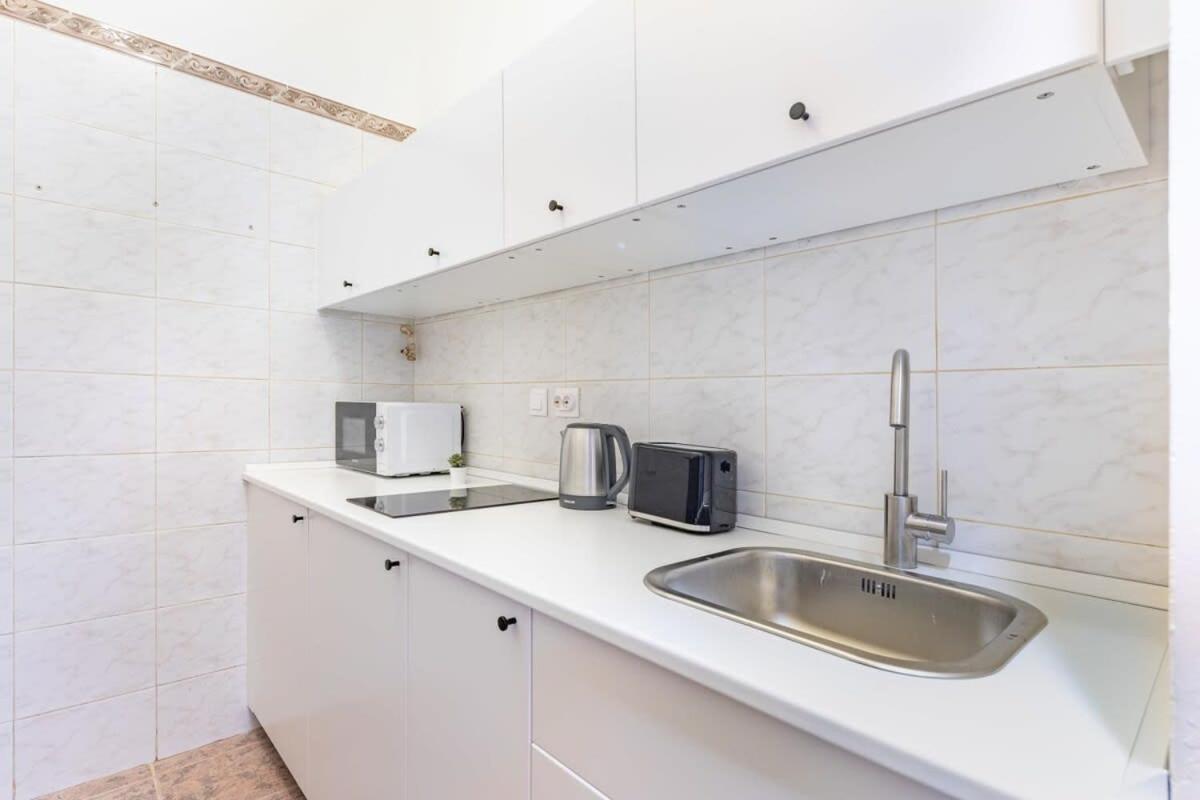 Ultra central modern home for 3 guests view 5